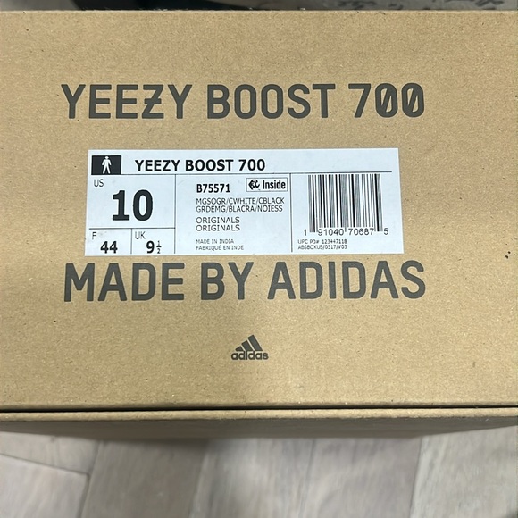 Yeezy boost 700